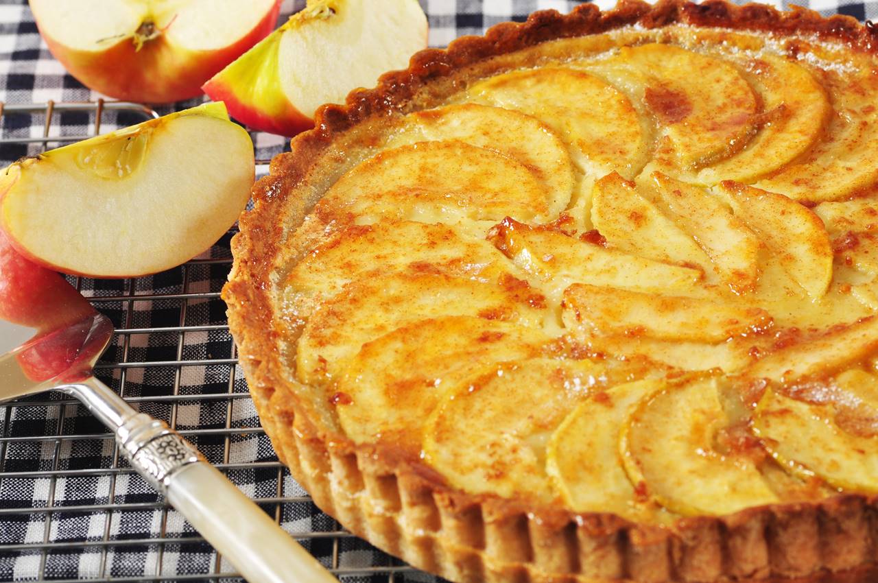 Рецепт легкого пирога с яблоками. Яблочный тартатен. Яблочный пирог тарт Татен. Французский пирог тартатен. Apple pie (яблочный пирог).