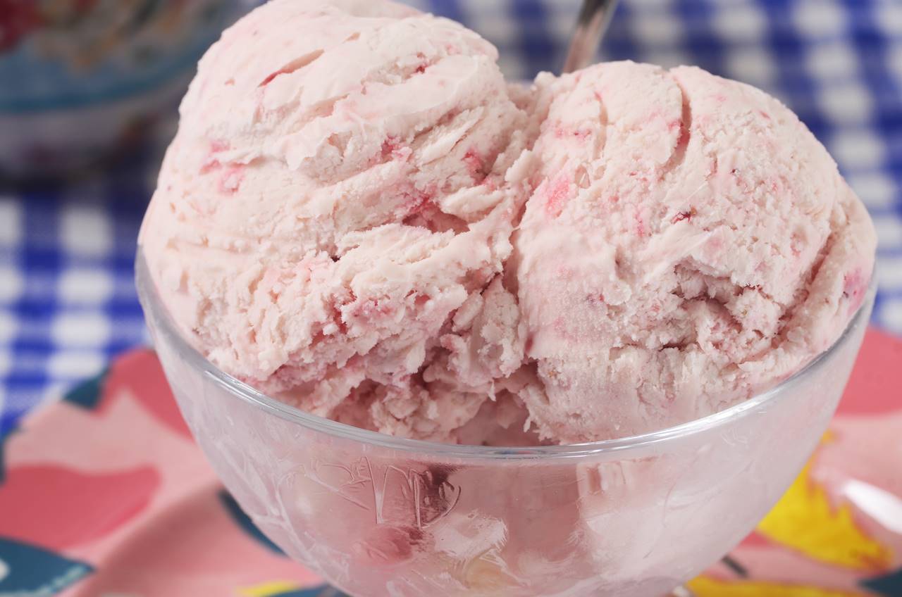 No Churn Strawberry Ice Cream - Joyofbaking.com *Video Recipe*